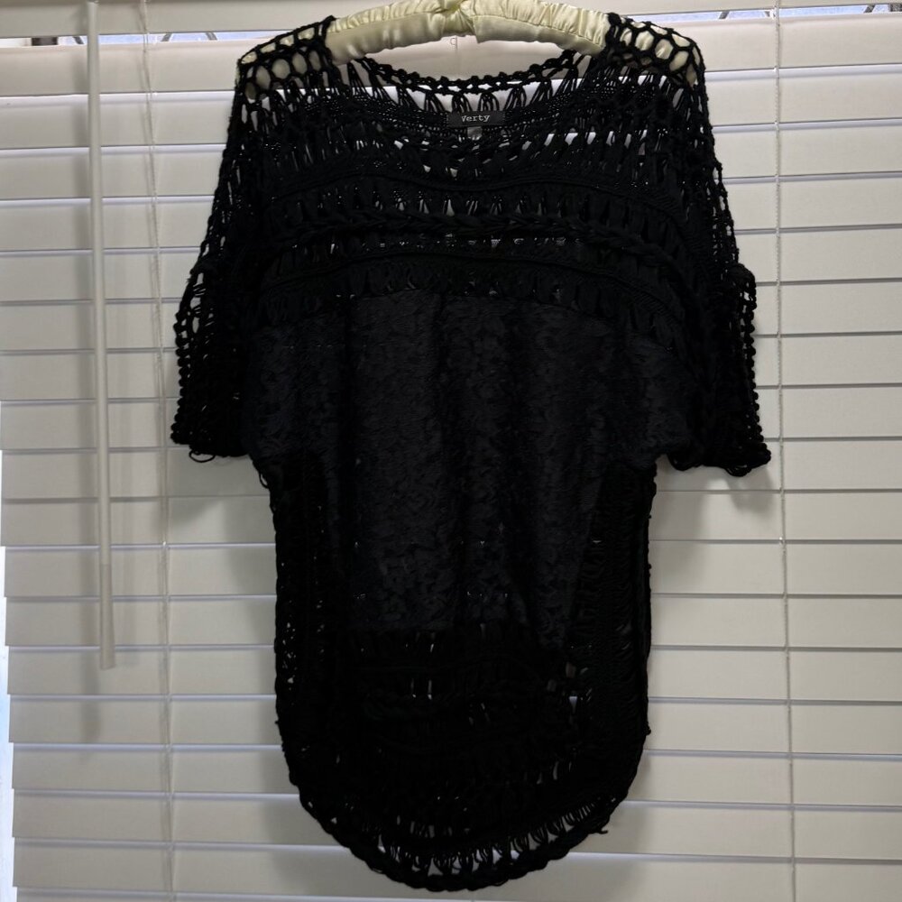 Verty elegant black lace and crochet short sleeve boho topper; Size S/M